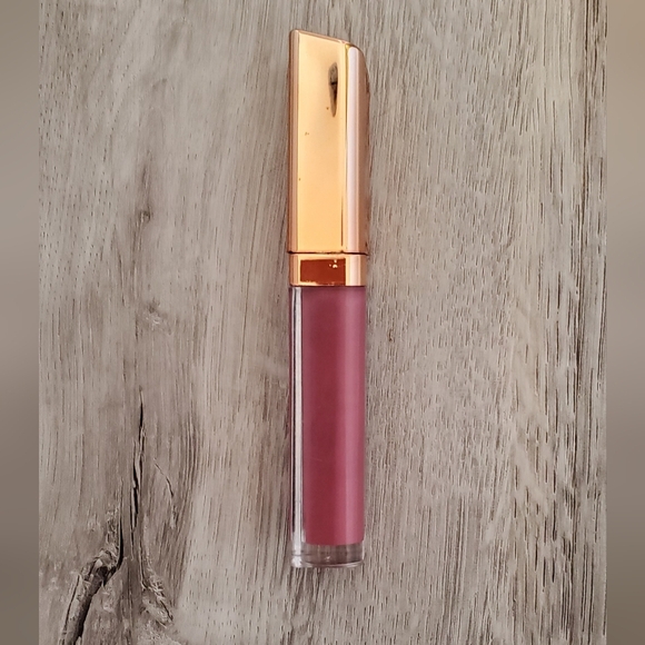 💚5/$25 Luxurious Liquid Lipstick Matte In All Of Me - Picture 1 of 3